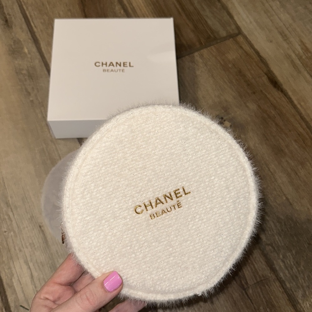 RARE CHANEL SNOWBALL HOLIDAY BAG 2025 SOFT TWEED ROUND BEAUTY PURSE